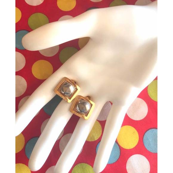 CHANEL Vintage metallic tone gripoix stone earrings in golden square shape - Picture 3 of 7